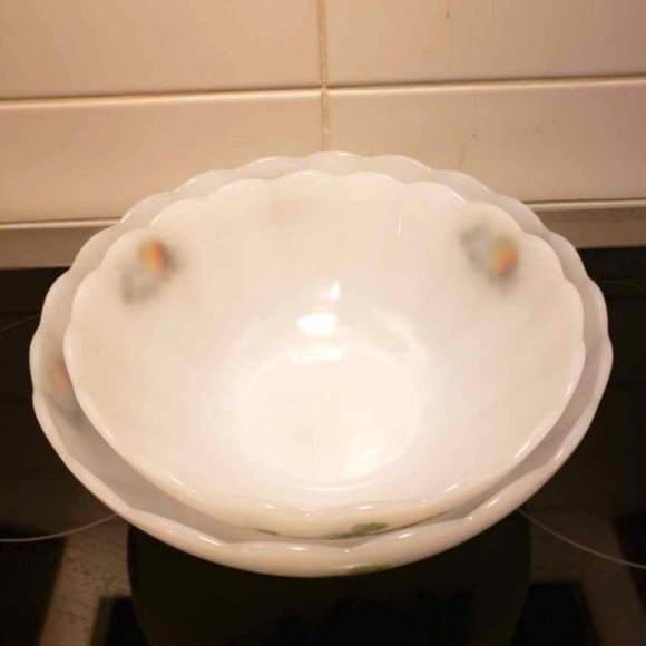 ⭐ARCOPAL "FRUITS de FRANCE" 2 WHITE MILK GLASS SCALLOPED BOWLS 1970s VINTAGE - Picture 2 of 15